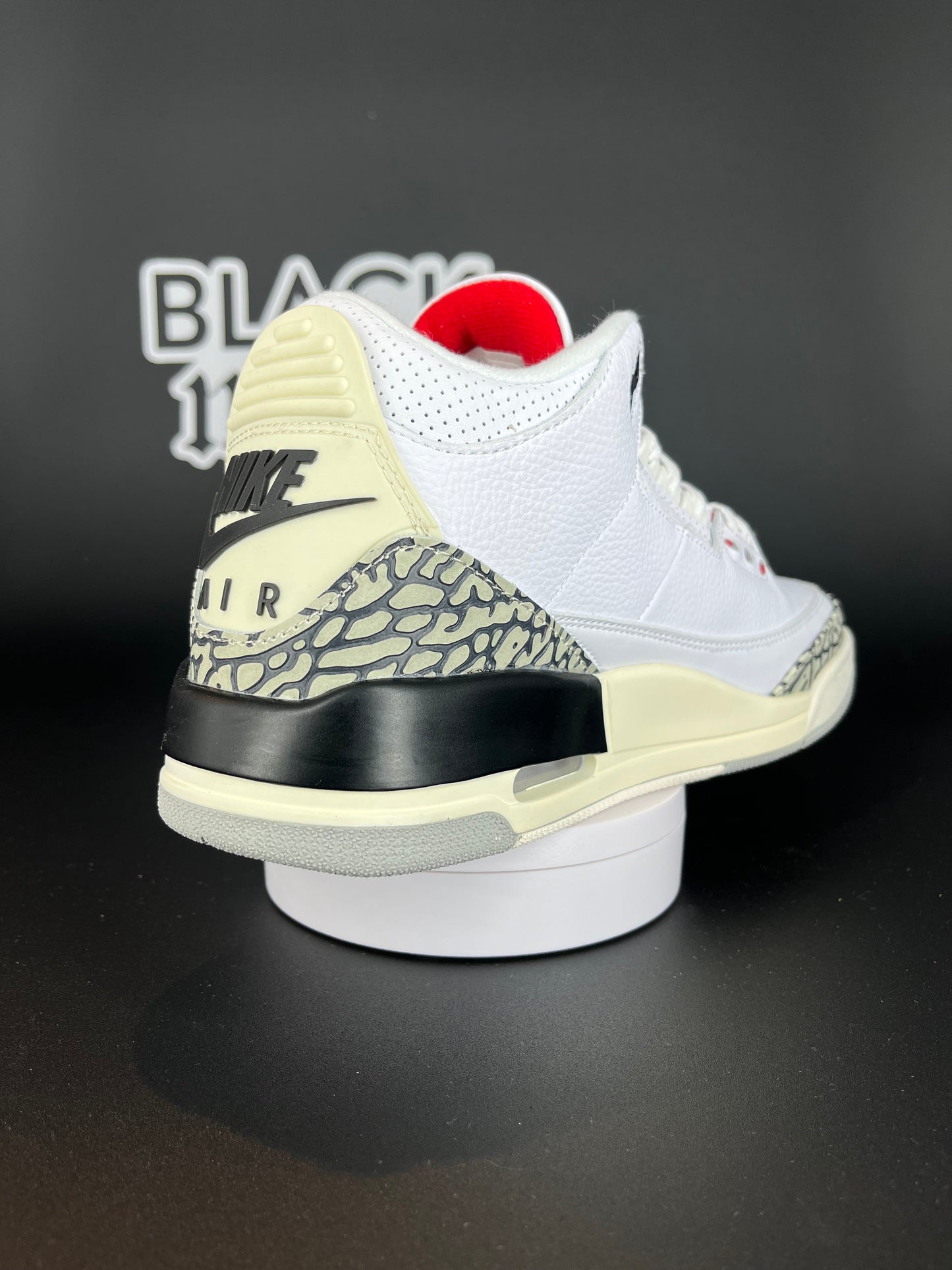 Jordan 3 / White Cement